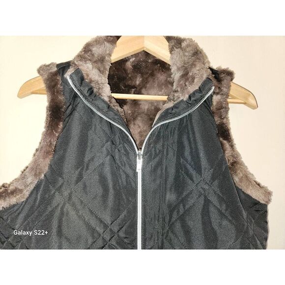 V8  TEEZHER Reversable faux fur black and brown Vest - Picture 5 of 7